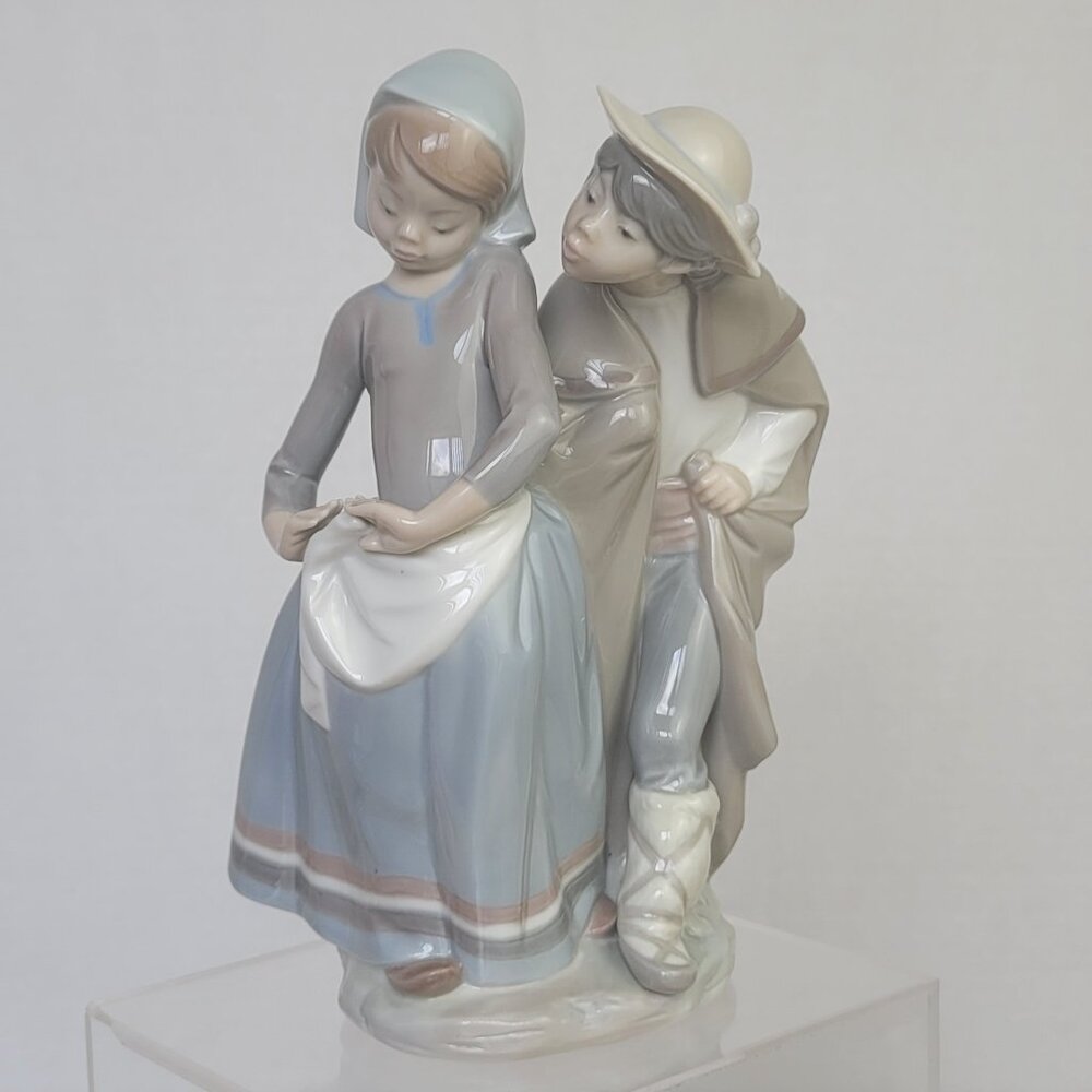 Vintage Lladro Spain Boy Meets Girl Little Couple Kissing Porcelain Figurine